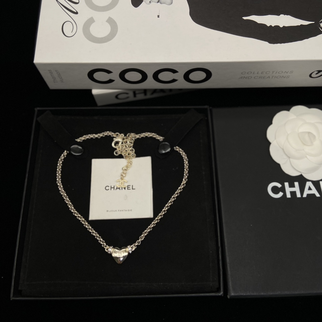 CHANEL 24P Heart Shiny Necklace