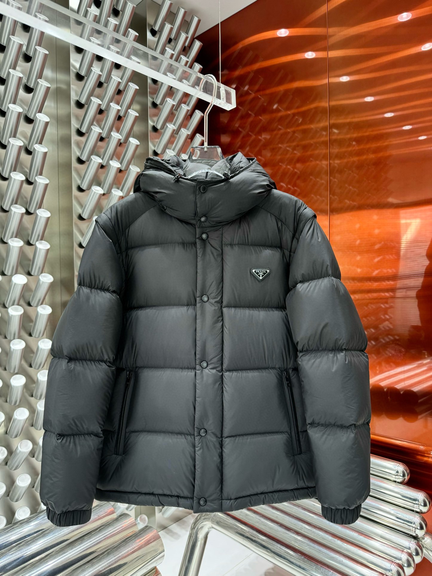 Prada high-end recommendation for the 2024 autumn and winter men’s original pure 90 down jacket! The sleeves are detachable and can be worn as a vest with noble bloodline, giving off a fluffy and warm feeling. It is a high-endTop tier ready to wear garment. The entire garment is designed with hand weight technology, and the parts inside that serve as the skeleton support are covered with hand pressed rubber strips and waterproof coatings. It is based on the silhouette of an outdoor assault suit and incorporates the design elements of fashion. It is not primarily functional, but is a high street practical wear style. The filling material is imported premium selection 90 white duck down+10 feathers, with a high weight and thickness, excellent quick heating and thermal insulation effects. Gathers traditional craft symbols from Zegna and endows the new season with fashion vitality and aesthetic value, with a style that is both dignified and harMonclerious, making it the preferred choice for urban elite men. Size: M-3XL, 178 pounds, 140 pounds. L slim fit can fit up to 190 pounds
