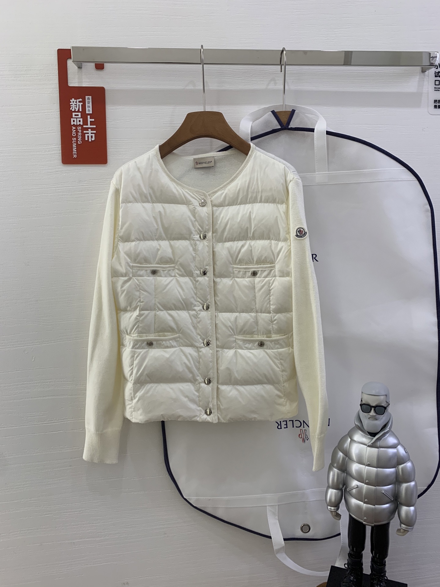 French purchasing agentMoncler 25 year old four pocket thin splicing knitted down jacket for women
This cardigan is equipped with a down filled front, suitable for wearing in all seasons throughout the year. Medium thick knitted style, made of Merino wool.
Made from fine Merino wool
Longue Saison
Longue saison is filled with down on the front
 Fully formed flat needle
7 needles
 Button opening and closing
 Pocket
 Knitted edging