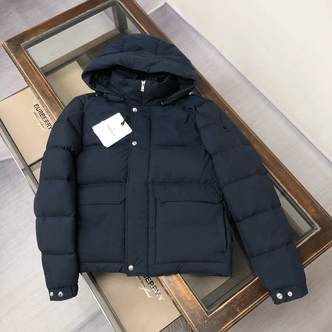 Moncler * Keller’s latest hot selling hooded down jacket in 2025! (Hat Removal) Versatile Fashion Style~
The surface fabric is made of wear-resistant nylon fabric, which has a soft and comfortable touch and is efficient in keeping warm. It can be worn as an intermediate layer in harsh environments. Water repellent treatment can prevent moisture! The elastic design of the cuffs is both warm and convenient to wear. Reinforcement treatment has been carried out in high friction and easily damaged areas, making the walking activity more compact and efficient. Lightweight and durable fabric, suitable for both men and women~Highly recommended!
Color: Black, navy blue
Size: 1-2-3-4-5 (M~3xl)