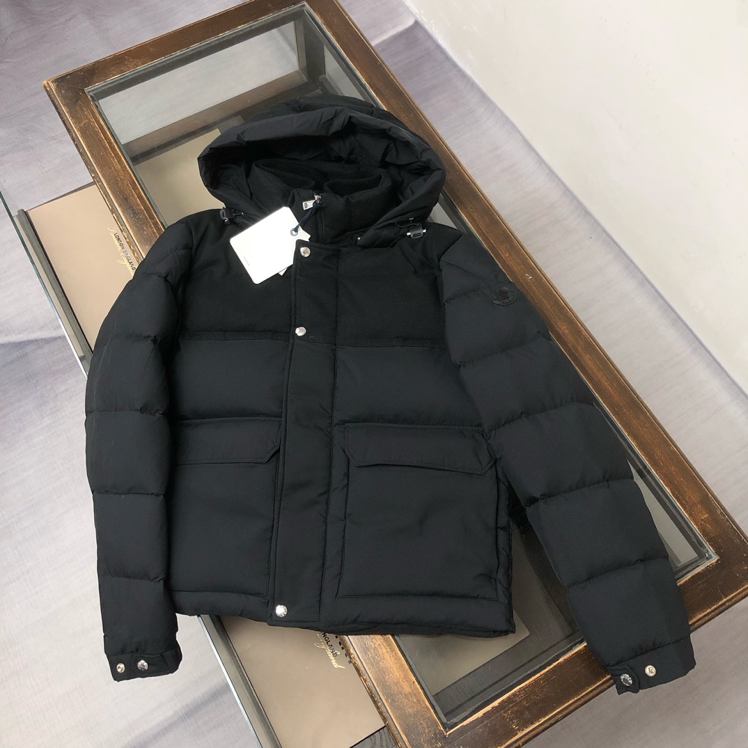 Moncler * Keller’s latest hot selling hooded down jacket in 2025! (Hat Removal) Versatile Fashion Style~
The surface fabric is made of wear-resistant nylon fabric, which has a soft and comfortable touch and is efficient in keeping warm. It can be worn as an intermediate layer in harsh environments. Water repellent treatment can prevent moisture! The elastic design of the cuffs is both warm and convenient to wear. Reinforcement treatment has been carried out in high friction and easily damaged areas, making the walking activity more compact and efficient. Lightweight and durable fabric, suitable for both men and women~Highly recommended!
Color: Black, navy blue
Size: 1-2-3-4-5 (M~3xl)