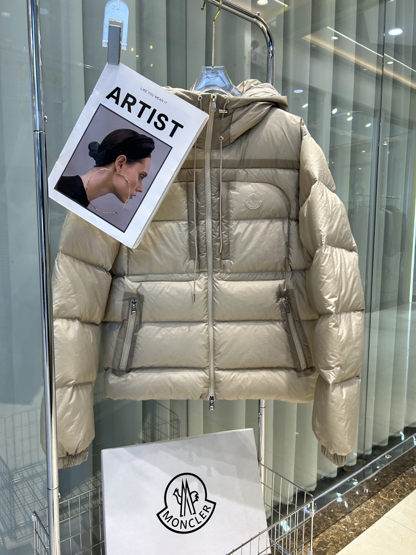 Moncler 25 Spring/Summer Men’s ORFET Thin Short Hooded Lightweight Down Jacket, Loose and Versatile, Unisex, Original Customized National Standard 90 White Duck Down Filling!
Color: Black Brown
Style number: Same as Wei Daxun
Code: 12345
