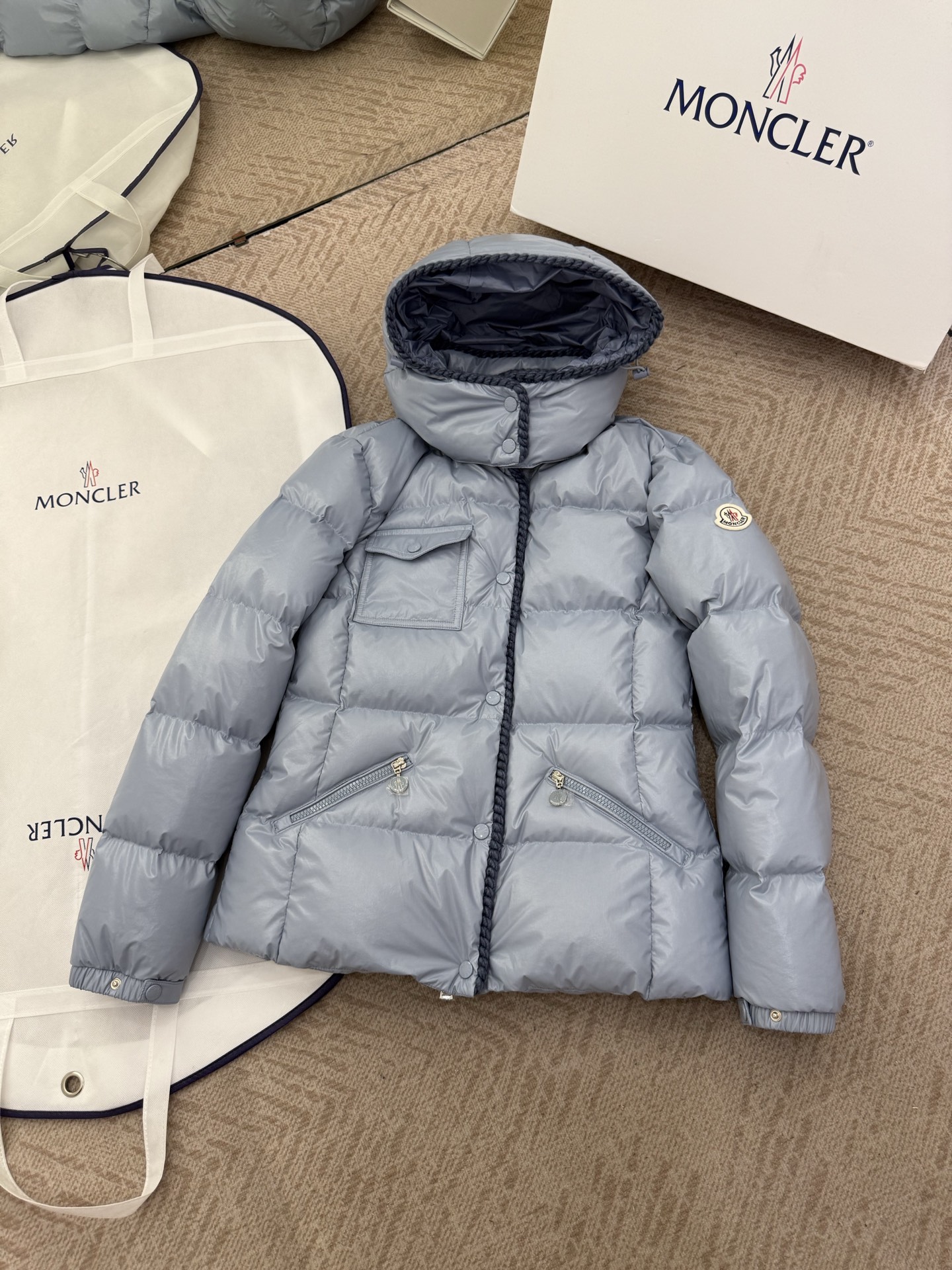 Moncler/Mask 25 new oil wax leather waist cinching GLAREEIN hooded long sleeved down jacket for women
Oil wax coated new fabric, slim design style, keeping warm and slimming,
90 goose down filling, custom hardware for mold making.
Color: White, Blue, Black
Size: 1-2-3-4