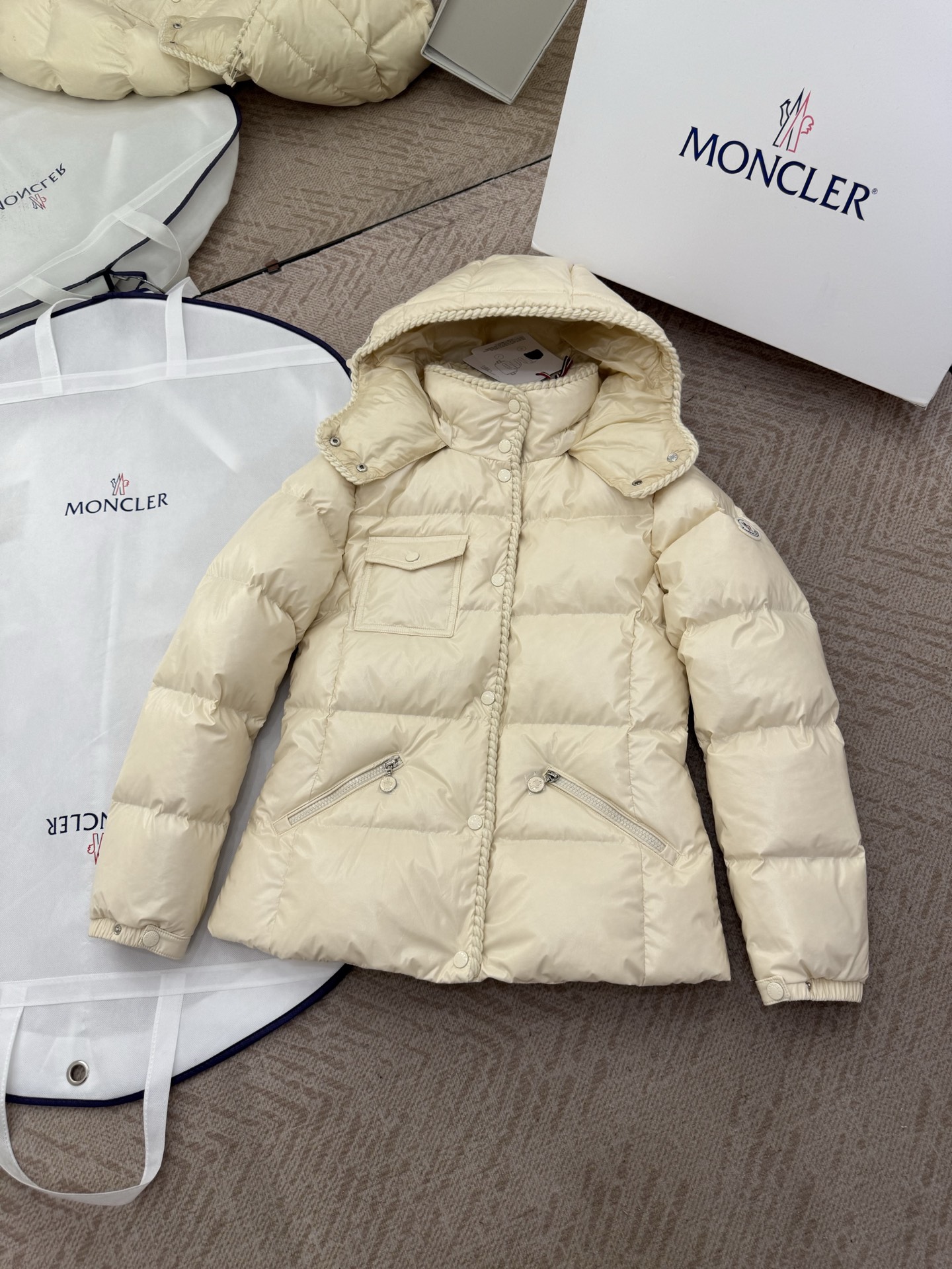 Moncler/Mask 25 new oil wax leather waist cinching GLAREEIN hooded long sleeved down jacket for women
Oil wax coated new fabric, slim design style, keeping warm and slimming,
90 goose down filling, custom hardware for mold making.
Colors: Red, White, Blue, Black
Size: 1-2-3-4