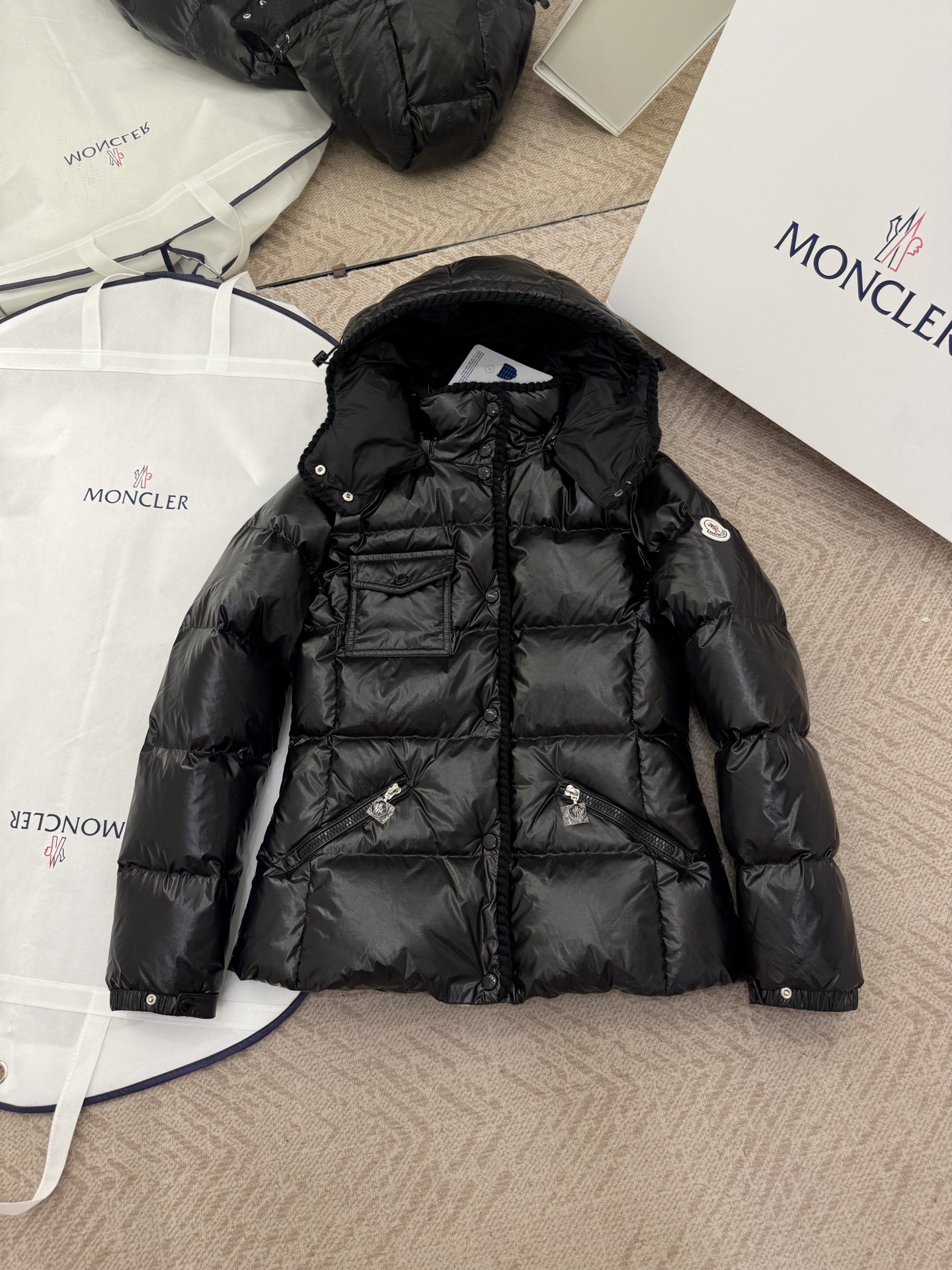 Moncler/Mask 25 new oil wax leather waist cinching GLAREEIN hooded long sleeved down jacket for women
Oil wax coated new fabric, slim design style, keeping warm and slimming,
90 goose down filling, custom hardware for mold making.
Colors: Red, White, Blue, Black
Size: 1-2-3-4