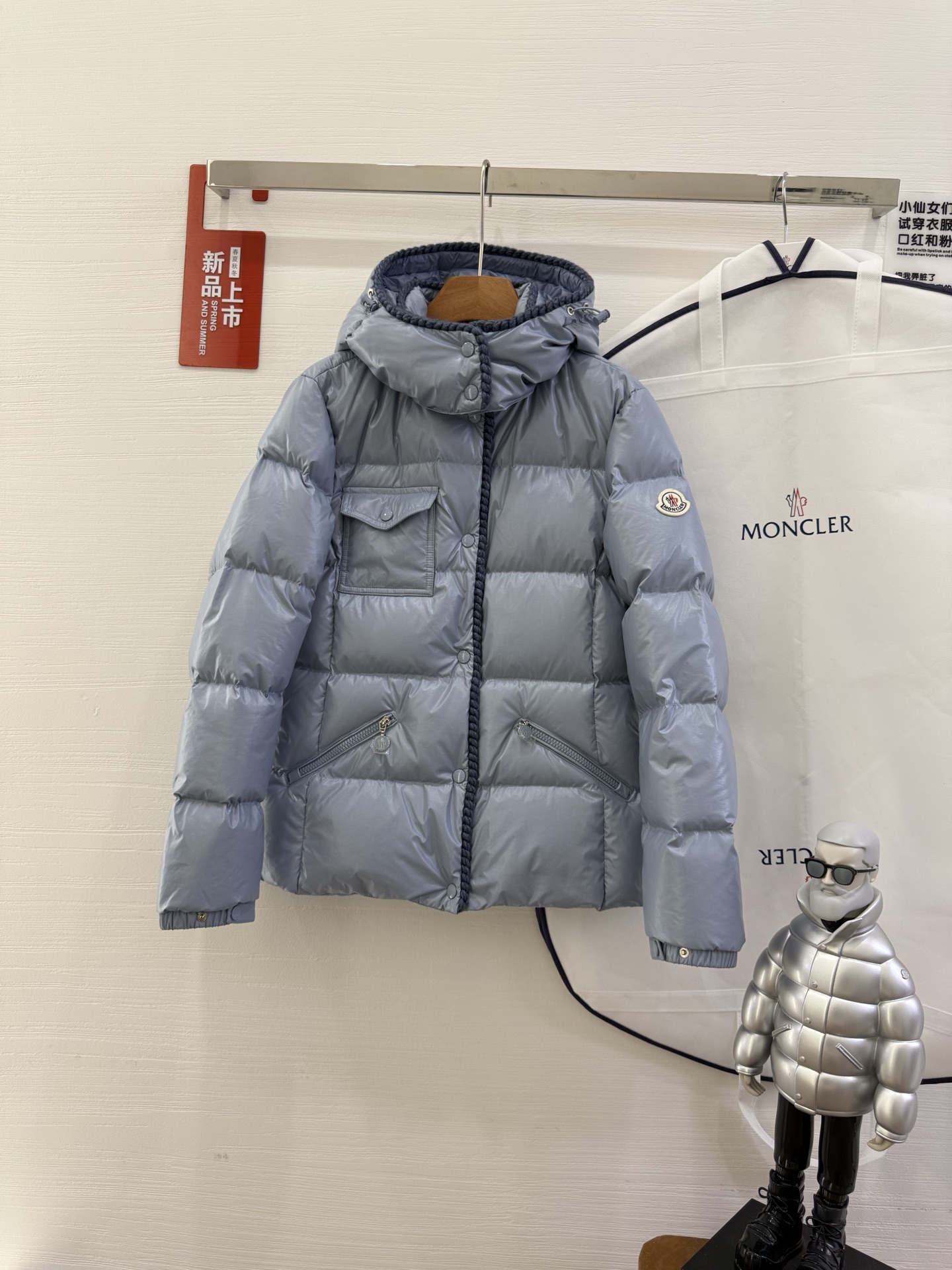 Moncler/Mask 25 new oil wax leather waist cinching GLAREEIN hooded long sleeved down jacket for women
Oil wax coated new fabric, slim design style, keeping warm and slimming,
90 goose down filling, custom hardware for mold making.
Colors: Red, White, Blue, Black
Size: 1-2-3-4