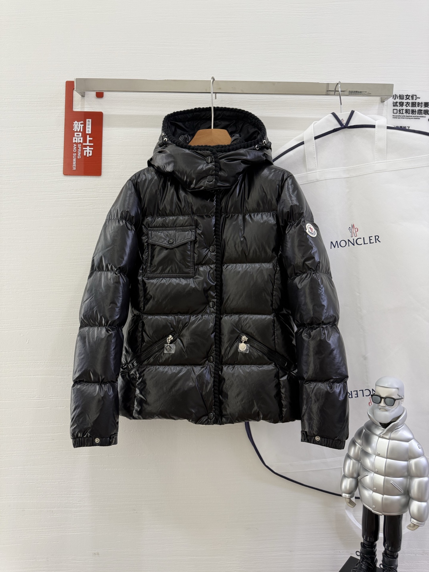 Moncler/Mask 25 new oil wax leather waist cinching GLAREEIN hooded long sleeved down jacket for women
Oil wax coated new fabric, slim design style, keeping warm and slimming,
90 goose down filling, custom hardware for mold making.
Colors: Red, White, Blue, Black
Size: 1-2-3-4