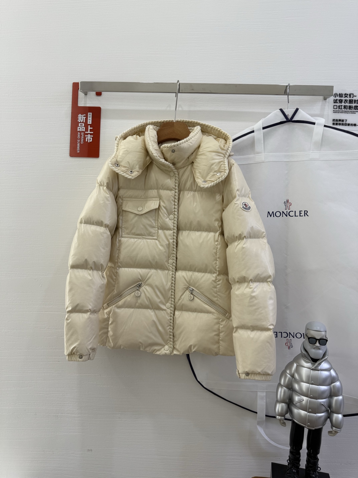 Moncler/Mask 25 new oil wax leather waist cinching GLAREEIN hooded long sleeved down jacket for women
Oil wax coated new fabric, slim design style, keeping warm and slimming,
90 goose down filling, custom hardware for mold making.
Colors: Red, White, Blue, Black
Size: 1-2-3-4