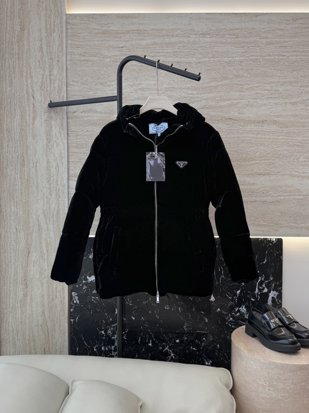 New down jacket
Prada triangle logo velvet 90% white goose down long sleeved down jacket black 38 40 42 44