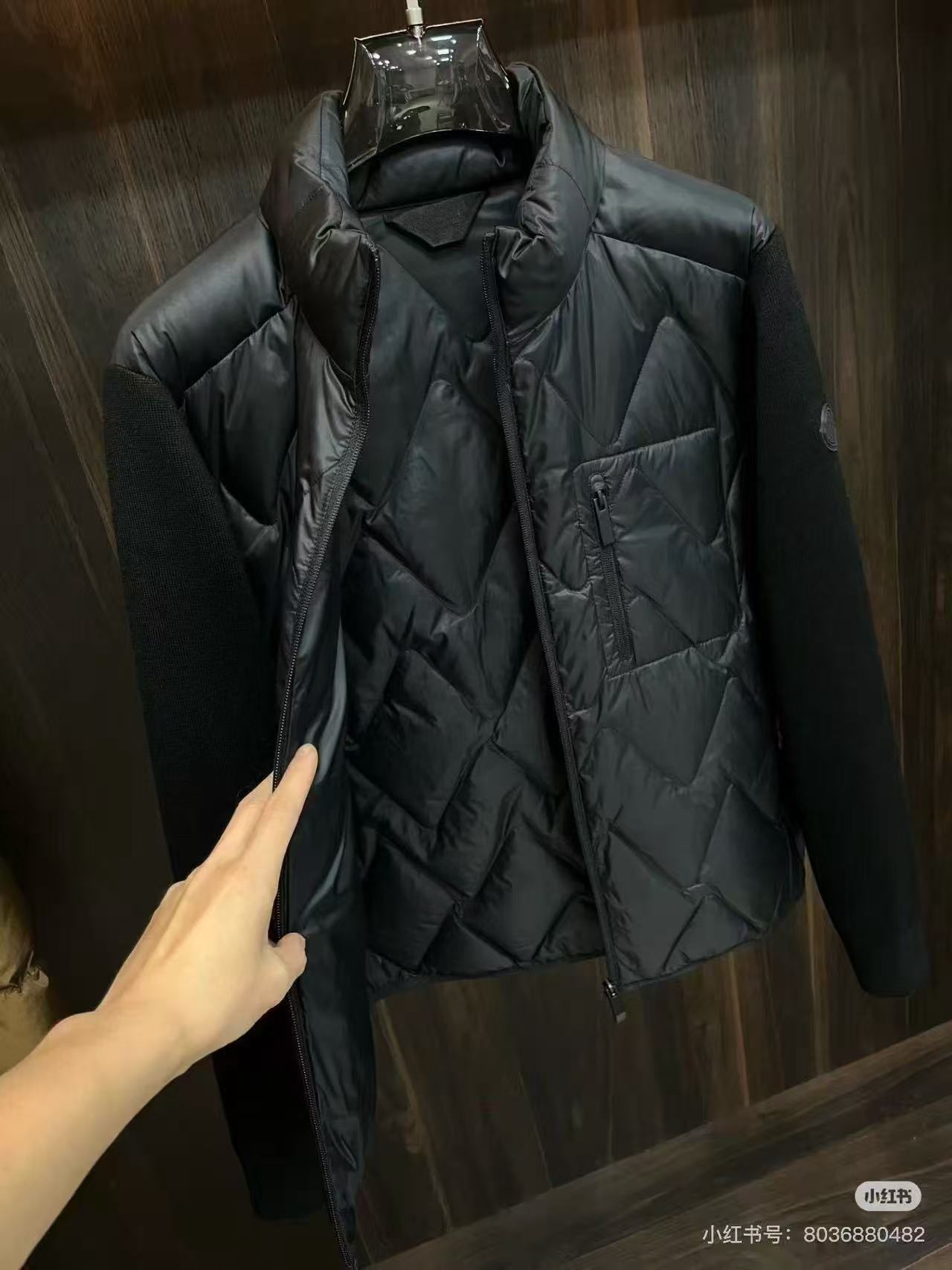 Moncler 2024 Autumn/Winter New Down Hoodie The new stand up collar design down jacket is made of shiny nylon fabric, with a classic printed logo on the chest, filled with comfortable goose down and feathers. European and American fashion brand down jacket
Size: M-3XL