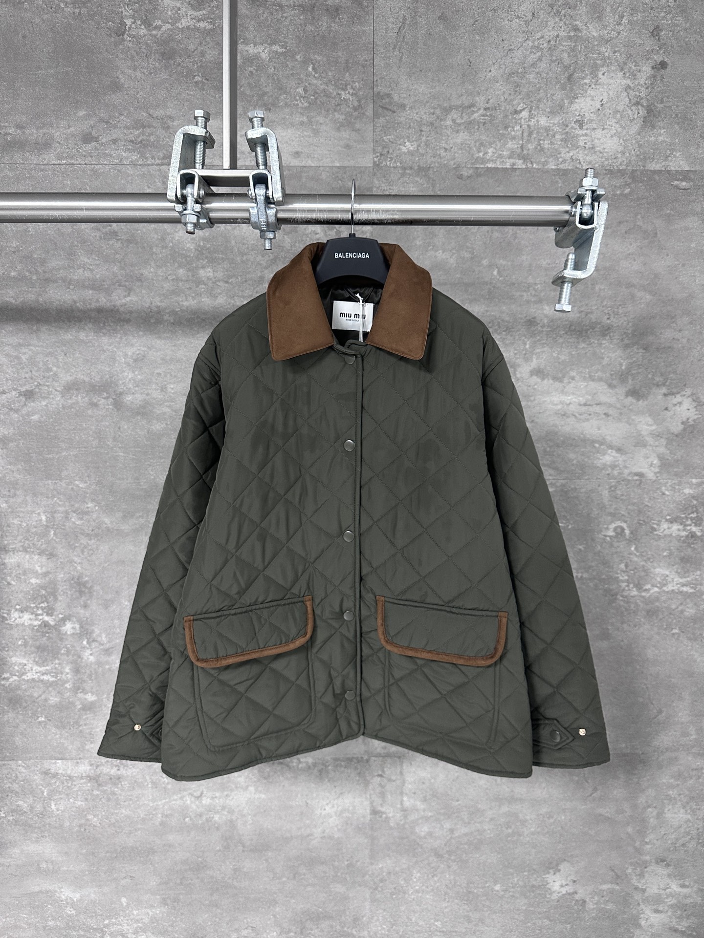 The Miu Miu 25SS new jacket reinterprets the classic quilted down jacket, standing out with its lightweight weight and soft loose fit, complementing the color and texture of low-key suede leather and Nappa leather details.