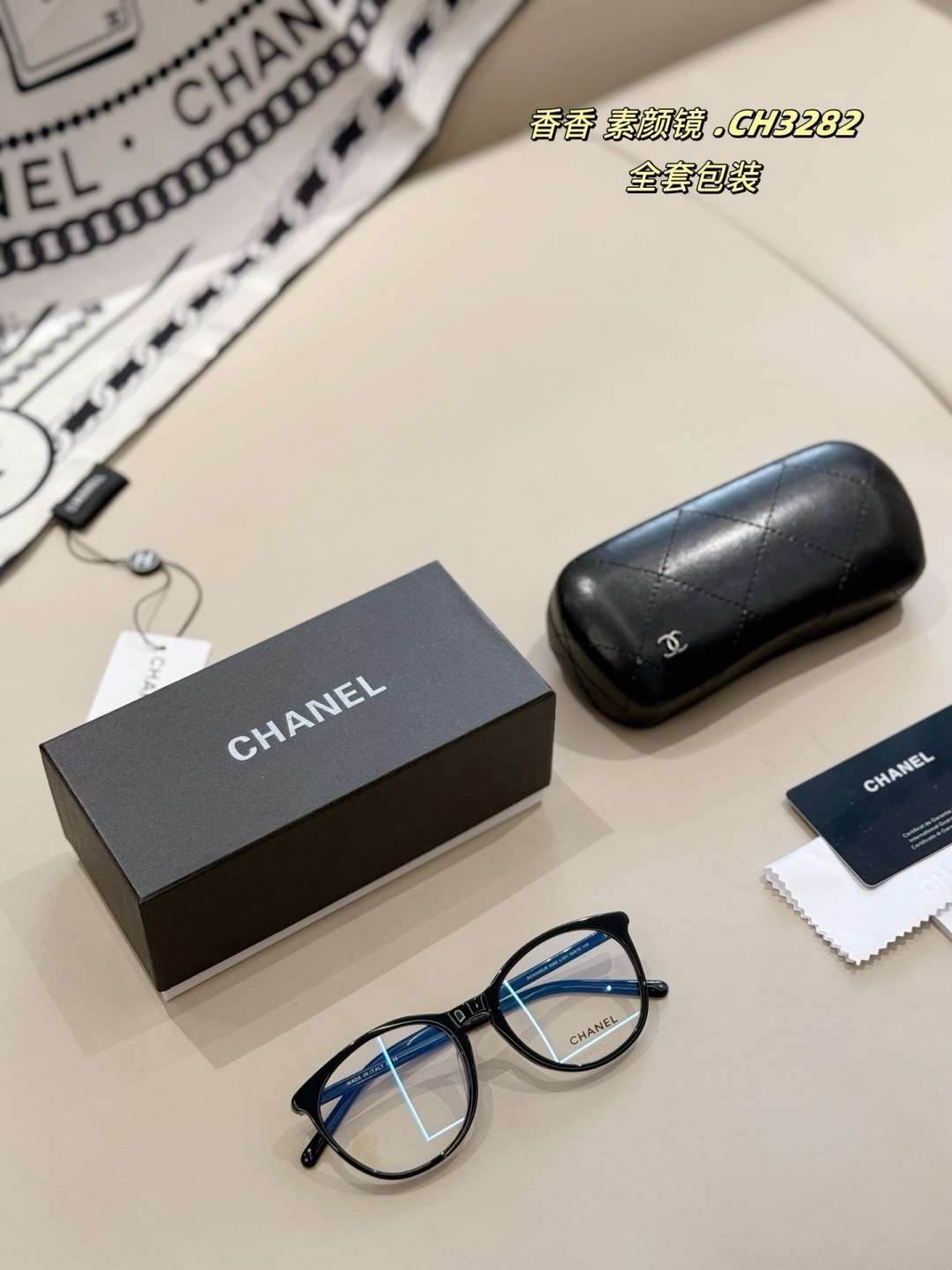 Complete packaging
Chanel frame 3282 is planting grass fiercely!
Ch3282 small black frame that never gets tired of wearing
Cool and cute, the face is a good girl~
Cat eye frame design, black panel paired with golden fragrance logo, exuding a sense of luxury and atmosphere for daily use. Not picky about face shape, very versatile, a daily beauty tool