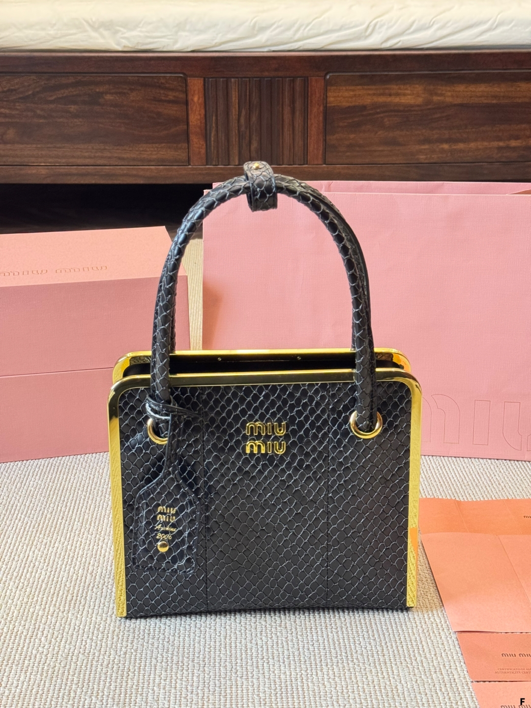 Miu Miu 2025 Autumn/Winter Collection Showroom
Bags and shoes are quite suitable for delicate workers with a little bit of money
Rebellious girls should also have their own personality and dressing style in the workplace
This season’s brown is retro and beautiful
Bags are also perfect for “business trips” and “meetings”
Size 25 20cm