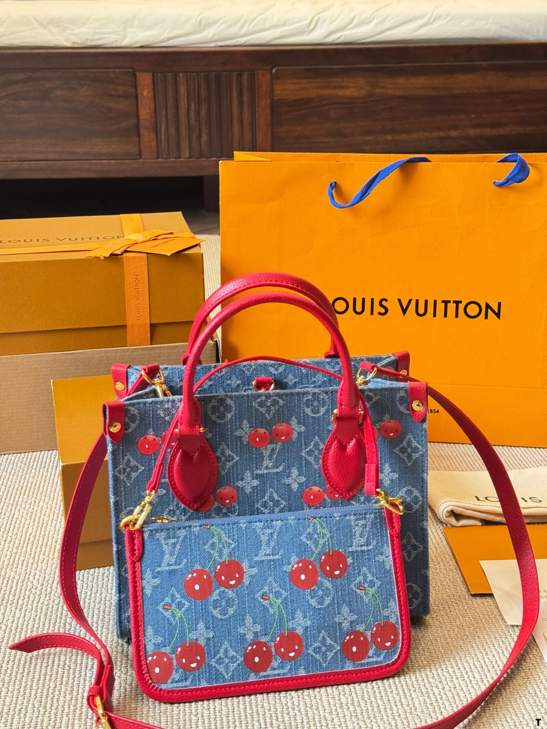 LV On the Go Cherry Jungle Bag
ONTHEGO is definitely one of the essential items for commuting toolkits. It is lightweight, has a large capacity, and is versatile. The most important thing is that it is not delicate. The size of the small size is just right, and it is not easy to collide with the old flower. The size is 25cm