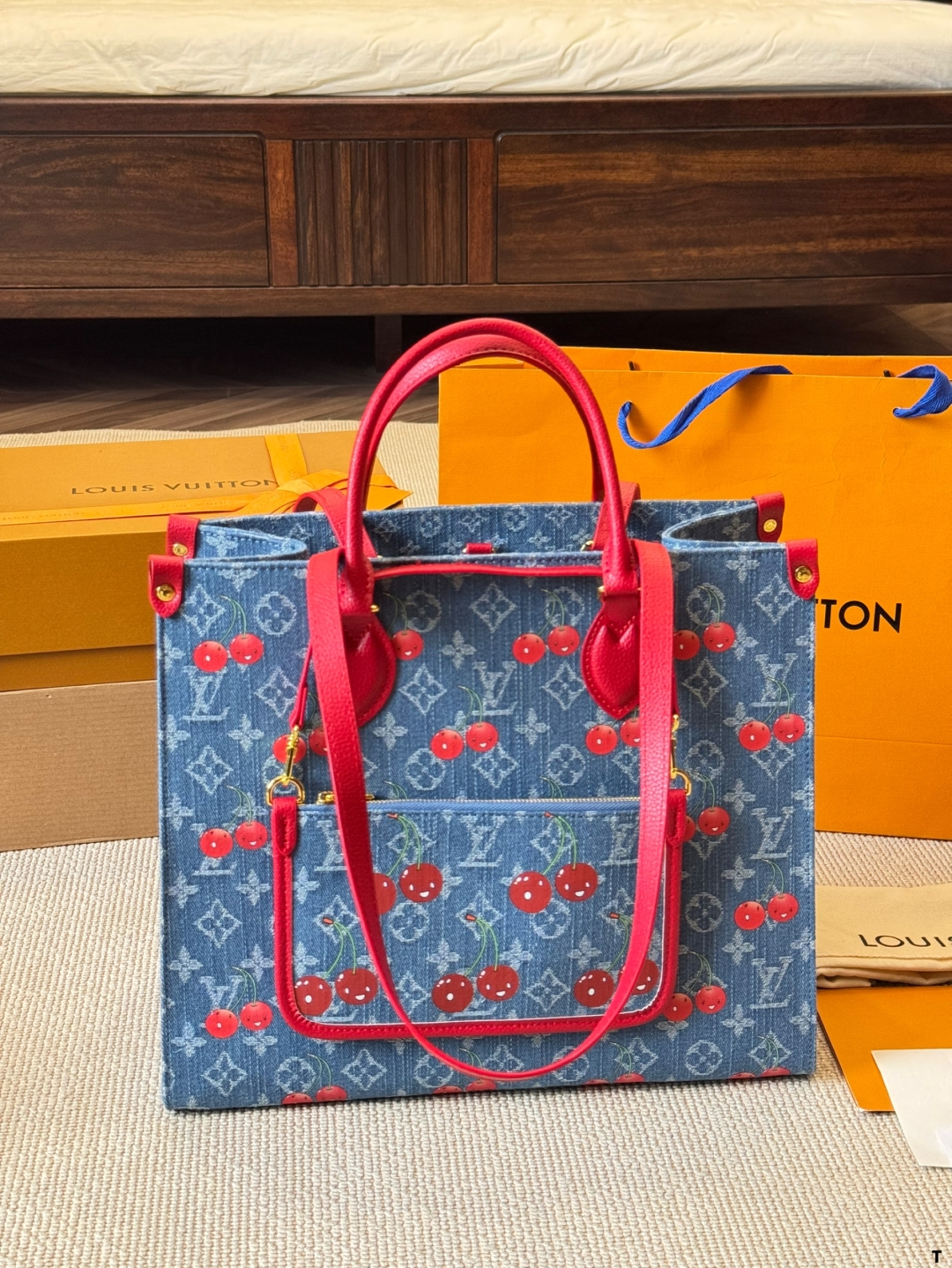 LV On the Go Cherry Jungle Bag
ONTHEGO is definitely one of the essential items for commuting toolkits. It is lightweight, has a large capacity, and is versatile. The most important thing is that it is not delicate. The size of the small size is just right, and it is not easy to collide with the old flower. The size is 35cm